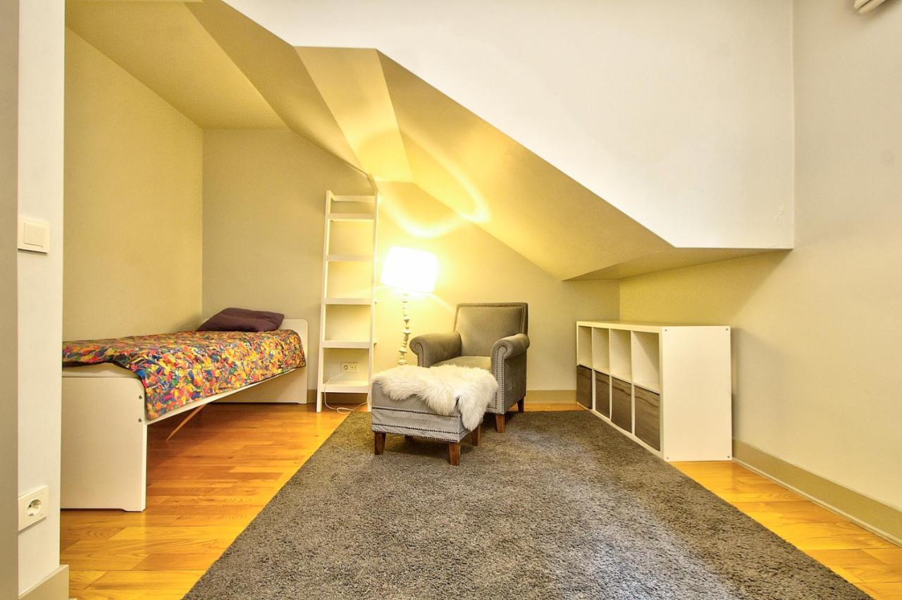 New Build With Modern Amenities And Balcony Apartment
