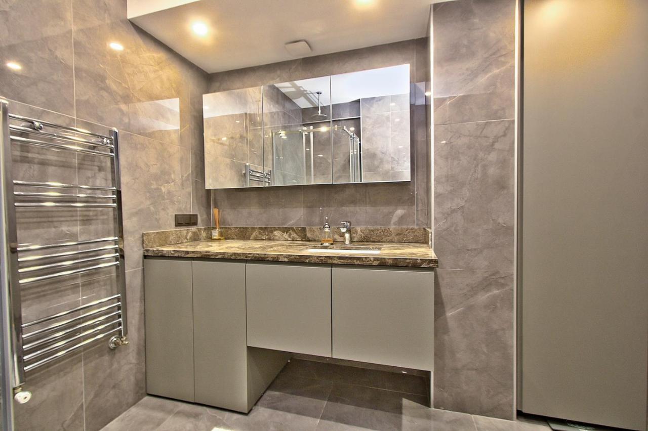 New Build With Modern Amenities And Balcony Apartament